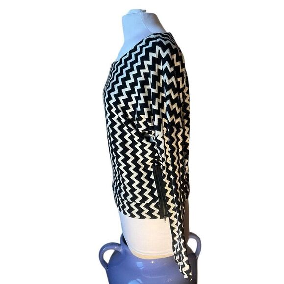 H by Bordeaux ZigZag Boatneck Sweater, OS. Zipper detail at hips. Punk, goth - Picture 2 of 11